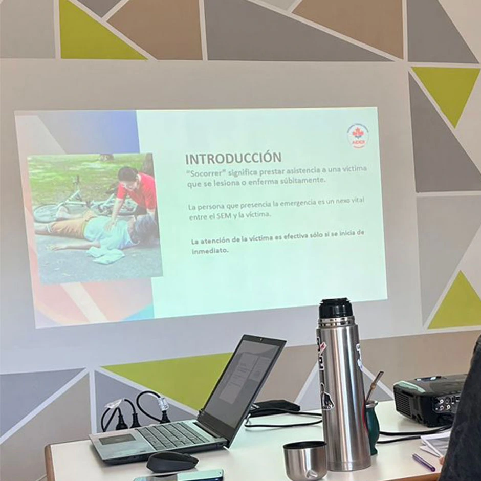 Liderazgo en Gestión de Crisis Factor Cero brindando una charla sobre cultura de respuesta inmediata y prevención.