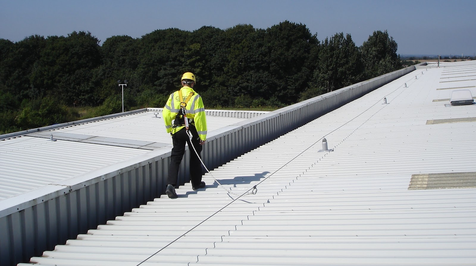 Curso de RCP y DEA con Certificación AIDER Práctica de reanimación cardiopulmonar (RCP) y uso de desfibrilador (DEA) en un entorno de capacitación técnica.